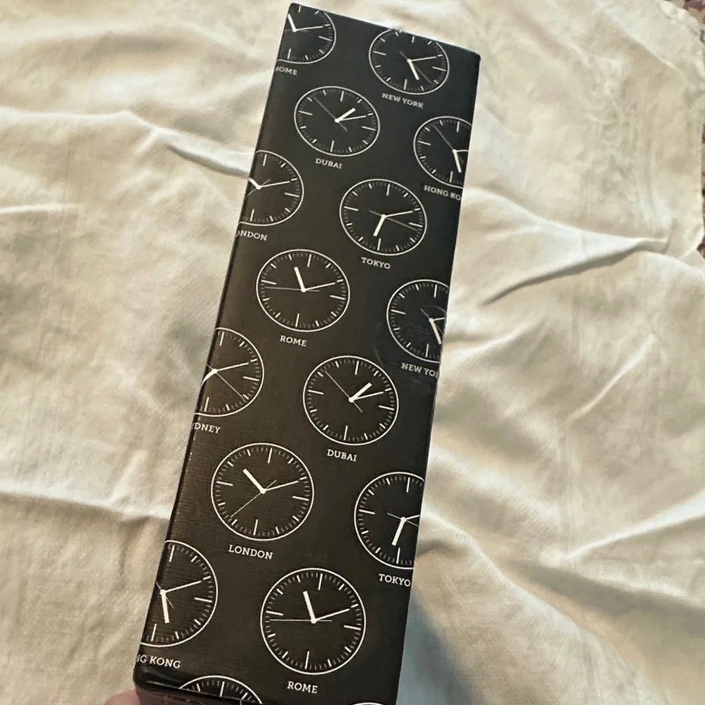 NIB. Travel Luggage Strap with 2 Pack Tags - Black